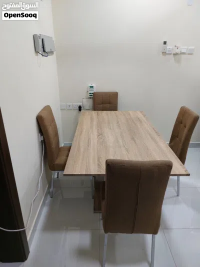 للبيع طاولة طعام من هوم سنتر مع 4 كراسي – بحالة ممتازة Dining Table Set for Sale ( Home center) 2