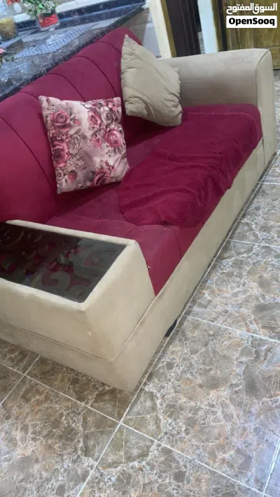 كنب للبيع بحاله جيده مع طاوله وسجاده وبرادي 3