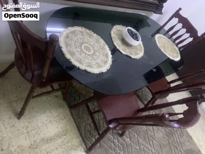 طاولة سفره سوكريت صب والقاعده رخام مع أربع كراسي زان مع مرايه بيرو بحاله ممتازه للبيع 3