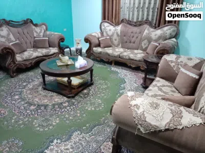 طقم كنب فاخر (8 مقاعد) بحالة جيدة مع كامل الطاولات و السجادة - فخامة كلاسيكية 3