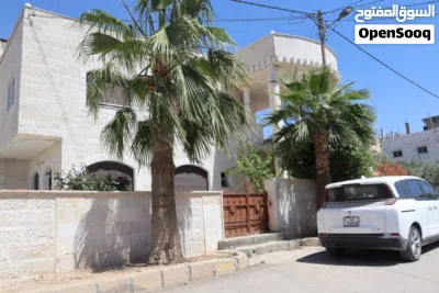 فرصة لقطة منزل شبه فيلا للبيع في الحصن 4