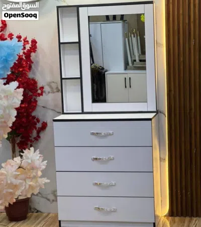 ميز تواليت متكون من اربع ابواب ومرآه وسرير لنفر واحد صناعة ايرانية استعمال شهر واحد فقط سعر الميز 4