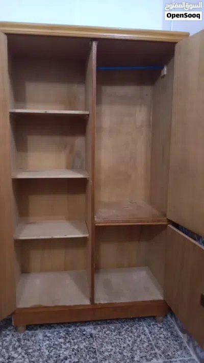 كناتير ثنين بحاله جيده جدا واحد أربعة باب وثاني ثنين باب البيع الاربعه باب مفتوح لأن ماعندي مكان 4