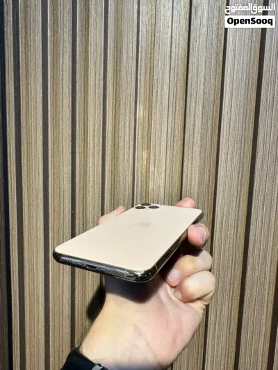 iPhone 11 Pro Max 256g بحالة ممتازة كفالة استرداد نقدي نظيف جداً مع هديه كفر و لزقه و شاحن 4