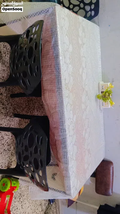 ميز طعام مع كراسي عدد 4 بلاستك و 2 حديد ستول 4