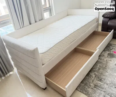 Dimension of this cot is 90*120 pan home cot with mattresses 3