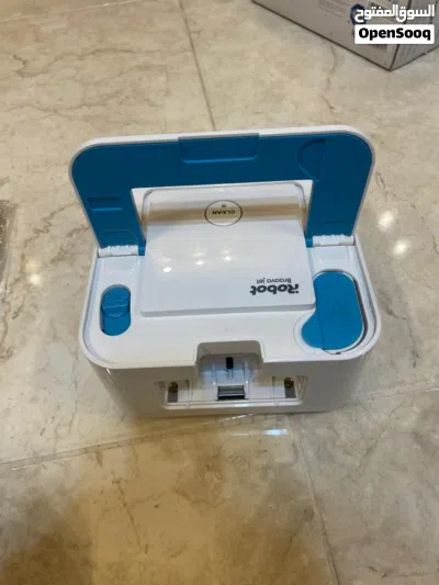 I robot braava jet ممسحه ارض ترش ماء وتمسحه تعمل عالبطاريه كل بطاريه تعمل 40 د معها بطاريتين وشاحن 4
