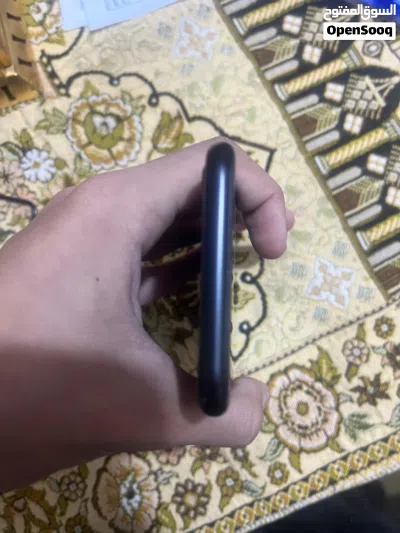 ايفون Se2 مستعمل و حالته كلش زينه و لونه اسود ذاكره 64 2