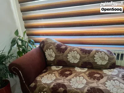 أثاث غرفة معيشة بحالة ممتازة وغير مدعوك ونظيف 2