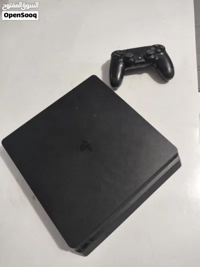 PS4 مستعمل للبيع وجويستيك وقرصين 3