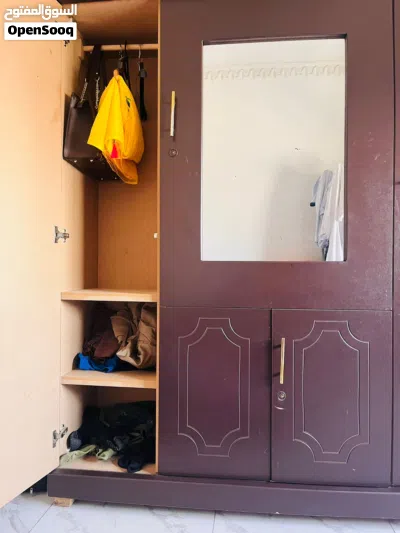 Almari for clothes good in condition 2