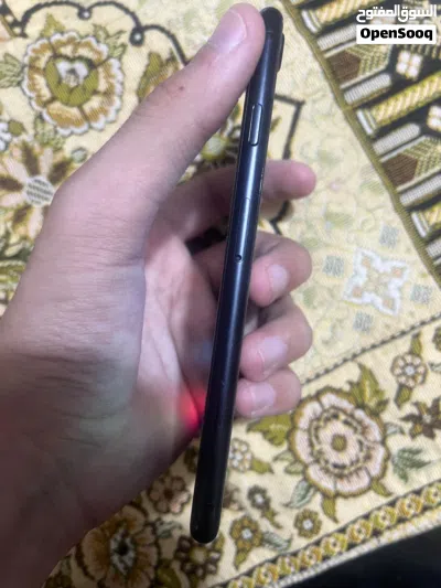 ايفون Se2 مستعمل و حالته كلش زينه و لونه اسود ذاكره 64 4