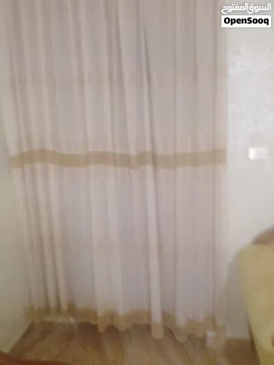 كنب بلون سكري مستعمل استعمال خفيف لمدت شهرين مع ستائر وطاولات هديه بسعر رمزي مع الفراشات والمخدرات 3