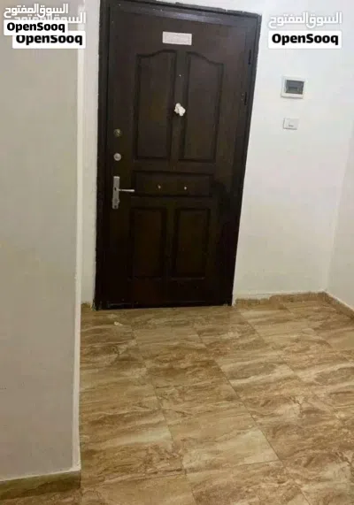 الوسيط لدينا شقه طابق الاول وسط البلاد الظهره نظيفه العمولة ربع ودفع الايجار مقدم شهرين اقرتحت 4