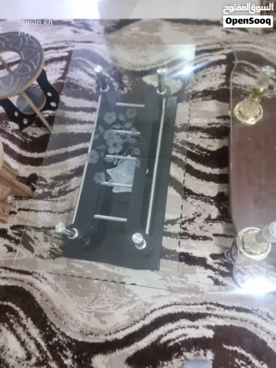 طاولتين وسط زجاج كبار جدا وطاولتين سرفيس خشب 3