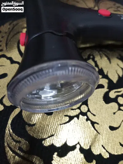 عكازه قابله للطوي باللون الاسود فيها كشاف وزمور انذار بالبطاريات مع الضو رجليها بتثبت على الأرض 2