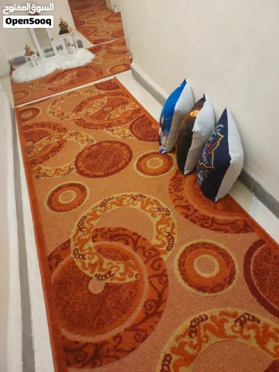 سجاد ممر محفر لون كرميدي وعسلي 4 قطع مستعمل خفيف لا يوجد أي عيب فيها طول أطول قطعة 5 متر ونصف 2