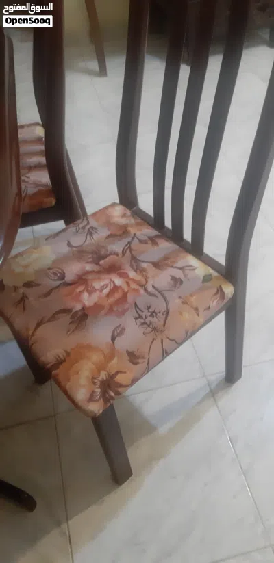 طاولة وكراسي 2