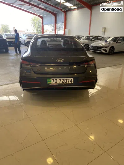 Hyundai Elantra Standard 2