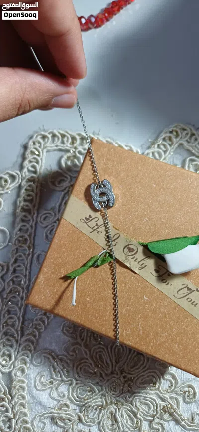 سوار لليد فضي رقيق على شعار شانيل 2