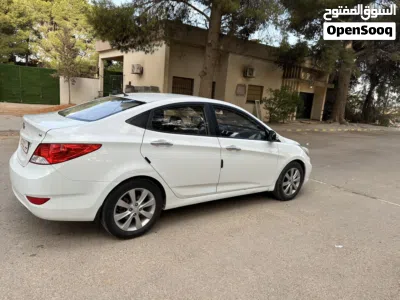 Hyundai Accent Standard 3