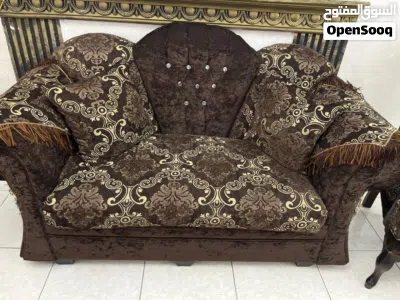 طقم كنب تفصيل مع طقم طاولات بحالة ممتازة 3