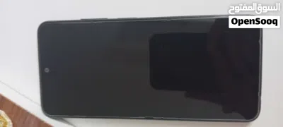 فقط عليه اشي بنص الهاتف من ورا بسبب حراره الشمس 2