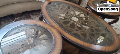 طاولات وسط خشب زان كبيرة للوسط وانتين صغار للاطراف بحاجه الى دهان بسيط لون بني 3
