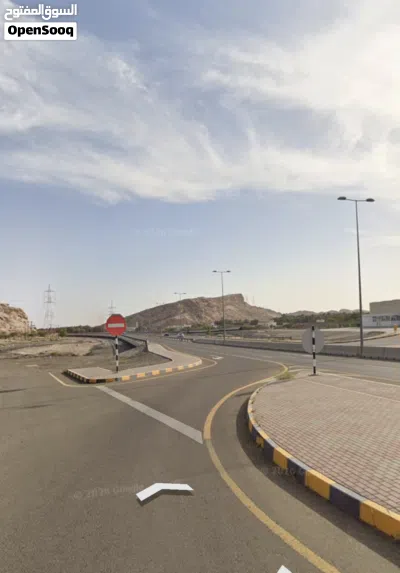 للايجار بولاية عبري وسط المدينة على الشارع العام طابق ميزانين واسع 2