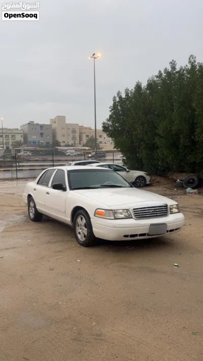 Ford Crown Victoria Base 2
