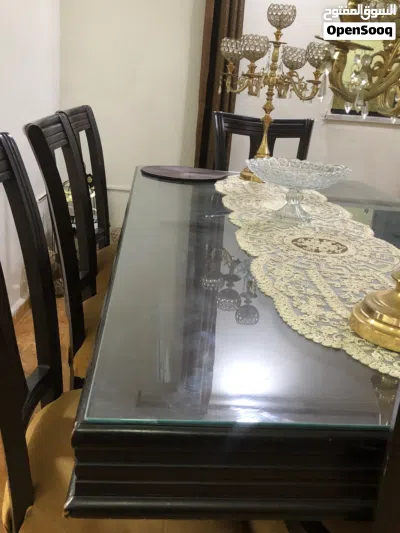طاولة سفره 8 كراسي بحالة ممتازه وفرش الكراسي ممتاز 4