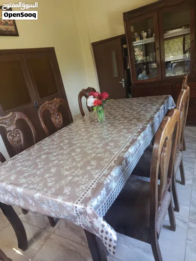 طاولة سفره لون بني مع كراسي عدد 6 3