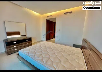 Selling a complete modern 5-piece Queen Bedroom Set- Rarely used: غرفة نوم نظيفة 2