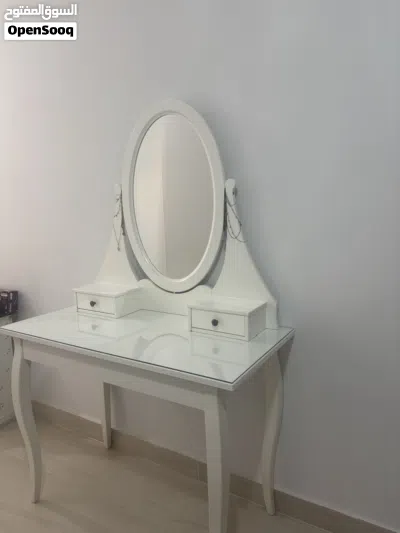 طاوله تسريحه من ايكيا للبيع (dressing table) 2