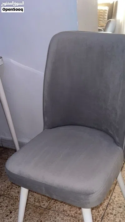 ميز طعام مستعمل يتكون من اربع كراسي ينفتح يكبر ويصغر ابيض نظيف مستعمل بس قليل لون الكراسي رصاصي فاتح 4