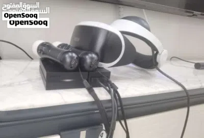 تجميعة جهاز بلاي ستيشن وفي آر و ثلاث أشرطة ألعاب 3