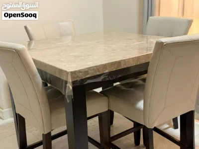 طاولة طعام رخامية فاخرة وشبه جديدة + أربع كراسي جلد. 2