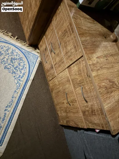 سرير مزوج مع فرشة و تسريحة مع ادراج بحالة جيدة جدا 4