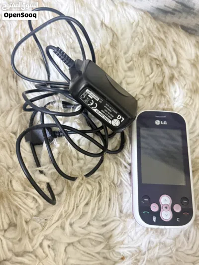 تلفون LG KS360 (القديم النادر) للبيع LG النسخة الوردية - شغال ونظيف جداً مع شاحنه الأصلي. 3