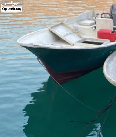 للبيع قارب مع مكينه . 2