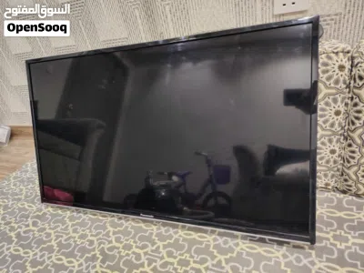 brand new condition half smart tv with free chromecast device worth (10kwd) 42 inch 3
