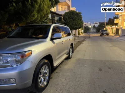 Toyota Land Cruiser VX 2
