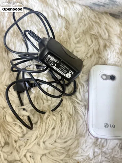 تلفون LG KS360 (القديم النادر) للبيع LG النسخة الوردية - شغال ونظيف جداً مع شاحنه الأصلي. 4