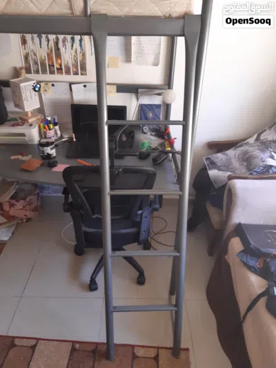تخت مرتفع (Loft Bed) مع مكتب مدمج من ايكيا (IKEA SVÄRTA) بحالة ممتازة 4