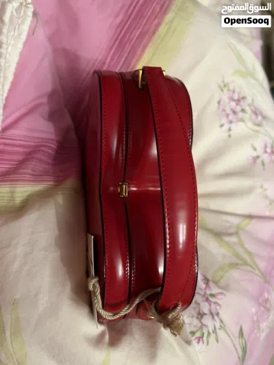 شنطة موسكينو كلاسيكية أصلية نادرة جداً على شكل قلب (Vintage Moschino Borsa Cuore) - بالتاغ الأصلي 3
