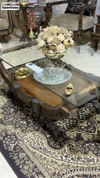 طقم صالون فاخر بحالة ممتازة (طقم طاولة وسط وجانبي حفر + كنب+طاولة طعام و8 كراسي+بوفيه قطعتين ومرآة 2