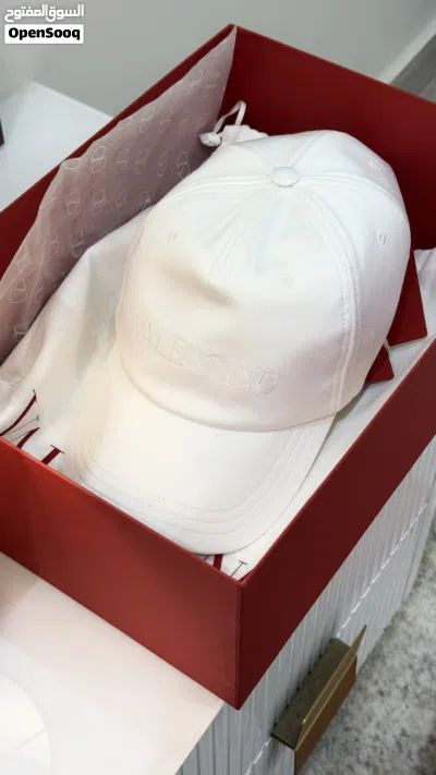 للبيع كاب VALENTINO 4