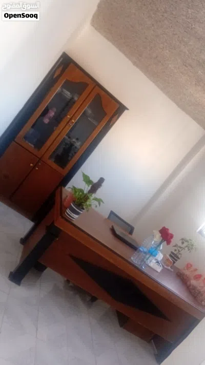 مكتب مع طاولة خدمات مع خزانه و وحده ادراج للبيع 2