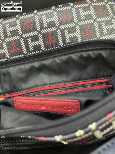 شنتة كروس تومي هيلفغر بحالة ممتازة جداً 3