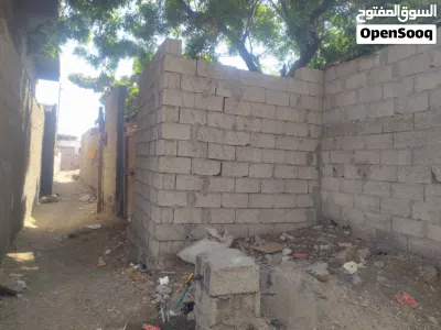 منزل على خط ساحل ابين المساحة 30*28متر تقريبا موقع ممتاز يصلح فندق على الساحل للجادين فقط 4